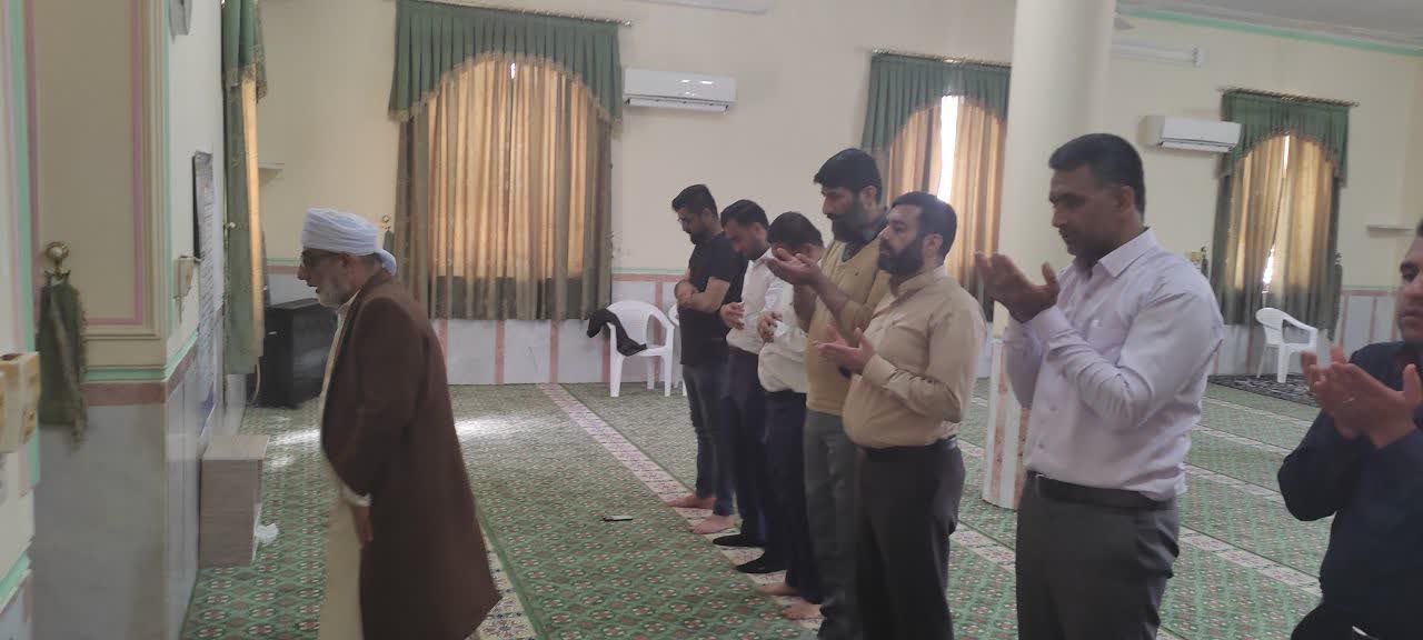 اقامه نماز جماعت با حضور معاون فرهنگي هنري ستاد هماهنگي کانون هاي مساجد کشور در بازديد از جنوب فارس