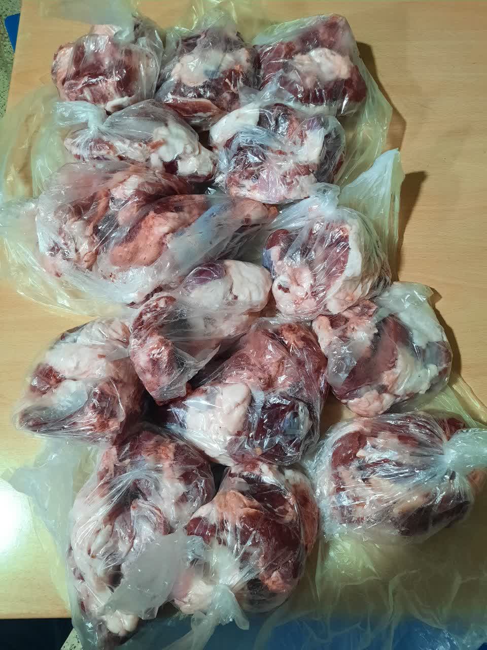 توزيع بسته هاي معيشتي و گوشت به همت کانون فرهنگي هنري امام حسن مجتبي(ع) روستاي بائن در جنوب فارس